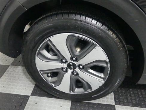 Used 2022 Kia Niro LX image 16