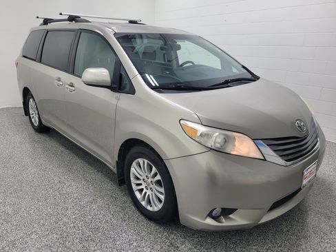 Used 2016 Toyota Sienna XLE w/ XLE Navigation Package FWD image 3