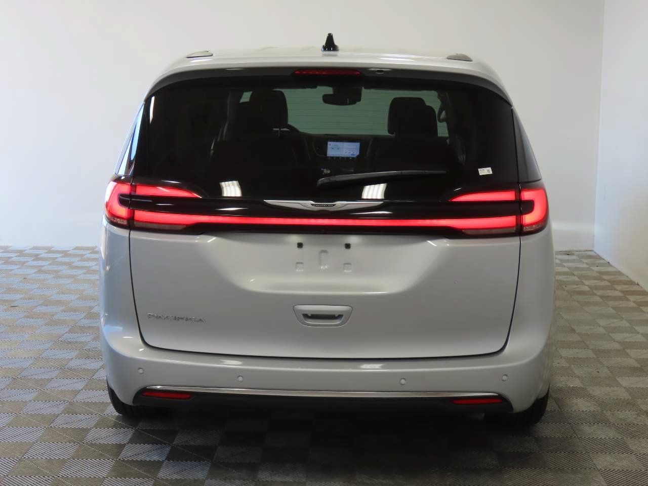 Used 2024 Chrysler Pacifica Touring-L FWD image 4