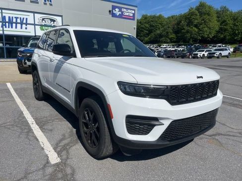 Used 2024 Jeep Grand Cherokee Altitude AWD/4WD image 3