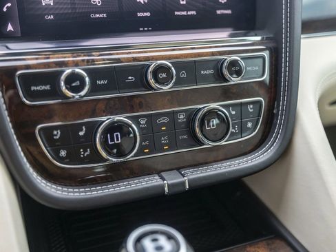 Used 2021 Bentley Bentayga AWD/4WD image 34