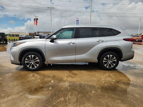 Used 2022 Toyota Highlander XLE FWD image 4