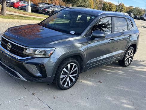 Certified 2022 Volkswagen Taos SE w/ Panoramic Sunroof Package image 5