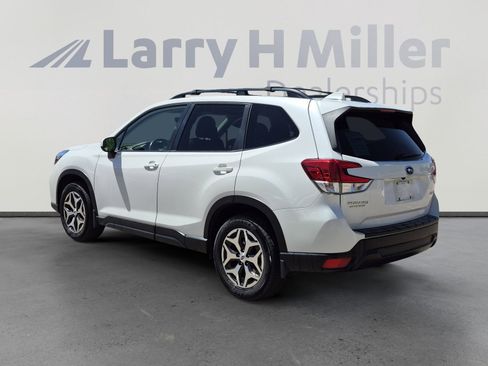 Used 2020 Subaru Forester Premium AWD/4WD image 3