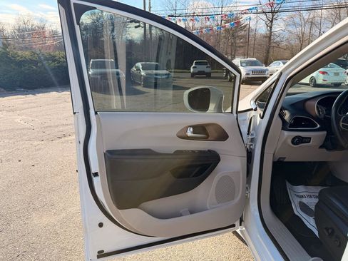 Used 2018 Chrysler Pacifica Touring-L w/ Tire & Wheel Group image 18