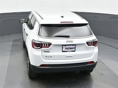 Used 2025 Jeep Compass Sport image 28