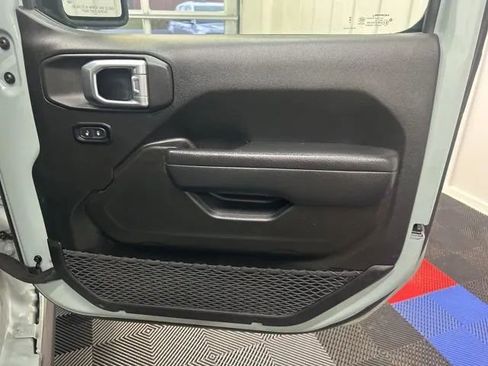 Used 2024 Jeep Wrangler Unlimited AWD/4WD image 17