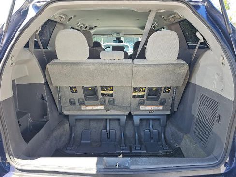 Used 2018 Toyota Sienna LE w/ Carpet Mat Package FWD image 6