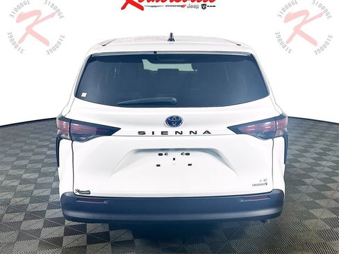 Used 2024 Toyota Sienna LE image 6