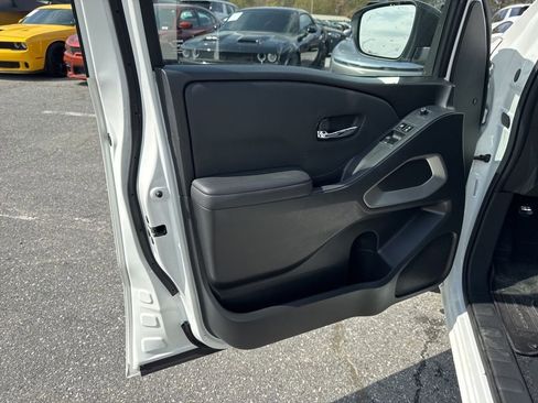 Used 2024 Nissan Frontier SV w/ SV Convenience Package image 23