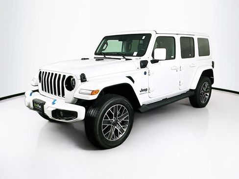 Used 2023 Jeep Wrangler Unlimited Sahara AWD/4WD image 3