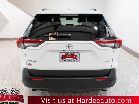 Used 2019 Toyota RAV4 XLE Premium FWD image 4