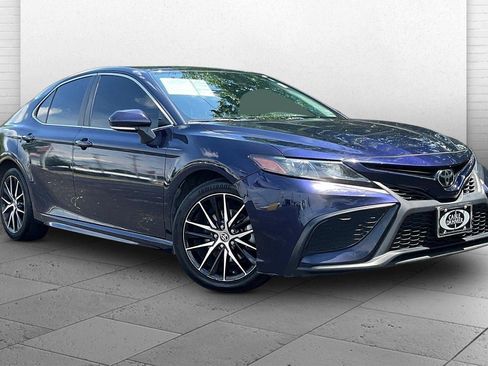 Used 2022 Toyota Camry SE FWD image 1