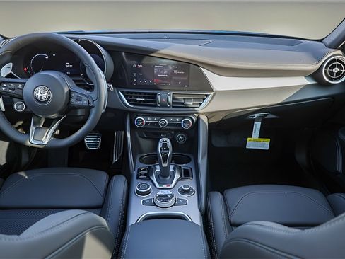 New 2025 Alfa Romeo Giulia Base image 9