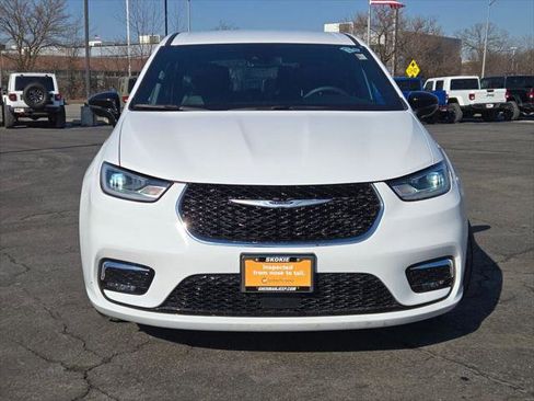 Certified 2025 Chrysler Pacifica Select image 4