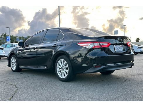 Used 2018 Toyota Camry LE image 3