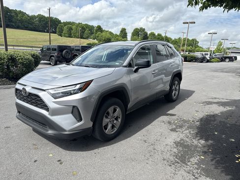 Used 2025 Toyota RAV4 LE AWD/4WD image 9