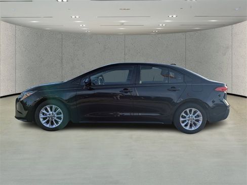 Used 2022 Toyota Corolla LE image 6