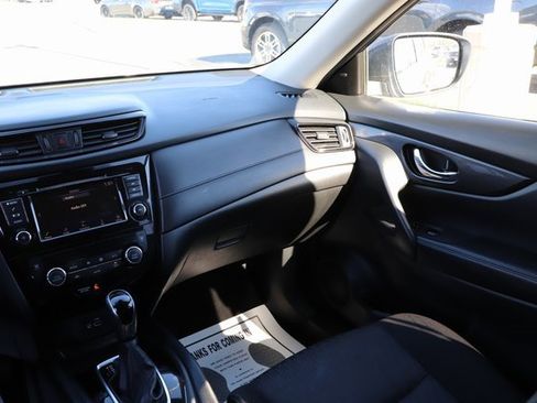 Used 2020 Nissan Rogue SV image 25