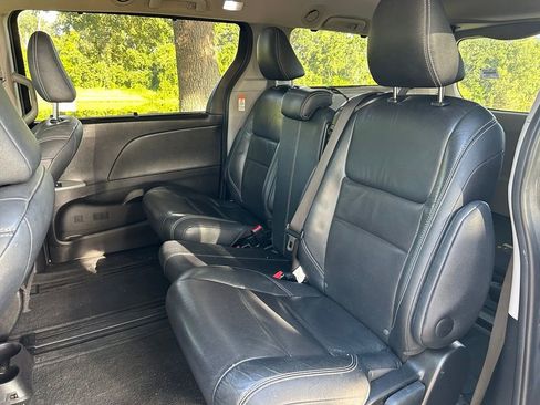 Used 2016 Toyota Sienna SE FWD image 14