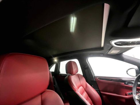 Used 2025 Porsche Macan AWD/4WD image 26