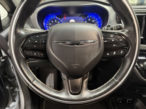 Used 2018 Chrysler Pacifica Limited w/ Advanced Safetytec Group FWD image 14