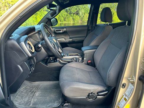 Used 2017 Toyota Tacoma TRD Sport AWD/4WD image 15