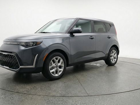 Used 2025 Kia Soul LX w/ LX Technology Package FWD image 3