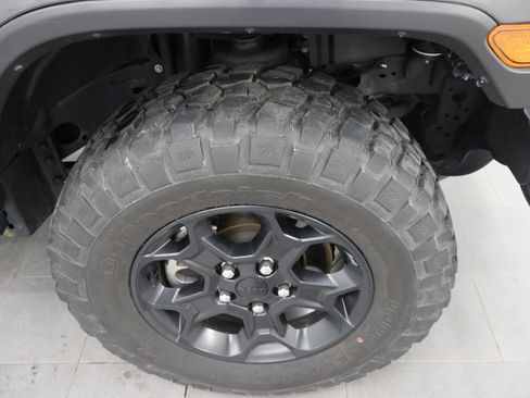 Used 2023 Jeep Gladiator Sport AWD/4WD image 3