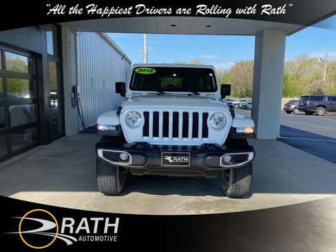 Used 2018 Jeep Wrangler Unlimited Sahara AWD/4WD image 3