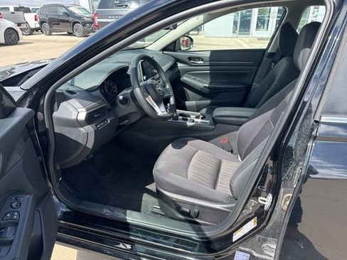 Used 2025 Nissan Altima 2.5 SV image 11