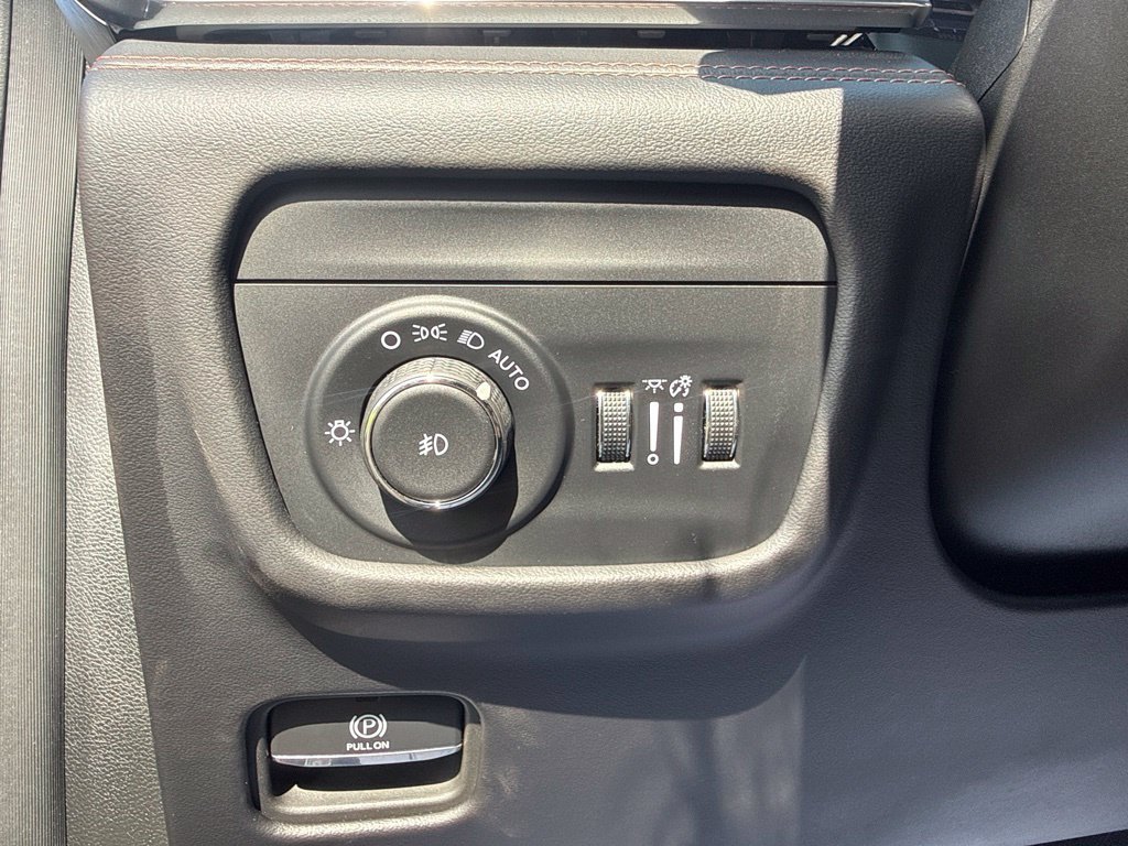 Used 2025 Jeep Grand Cherokee Summit AWD/4WD image 23