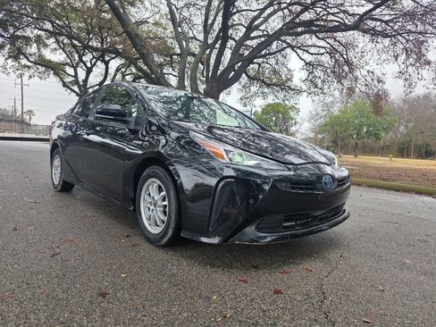Used 2021 Toyota Prius LE FWD image 2