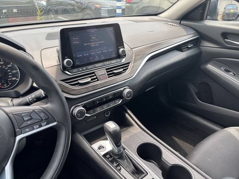 Used 2025 Nissan Altima 2.5 SV FWD image 17