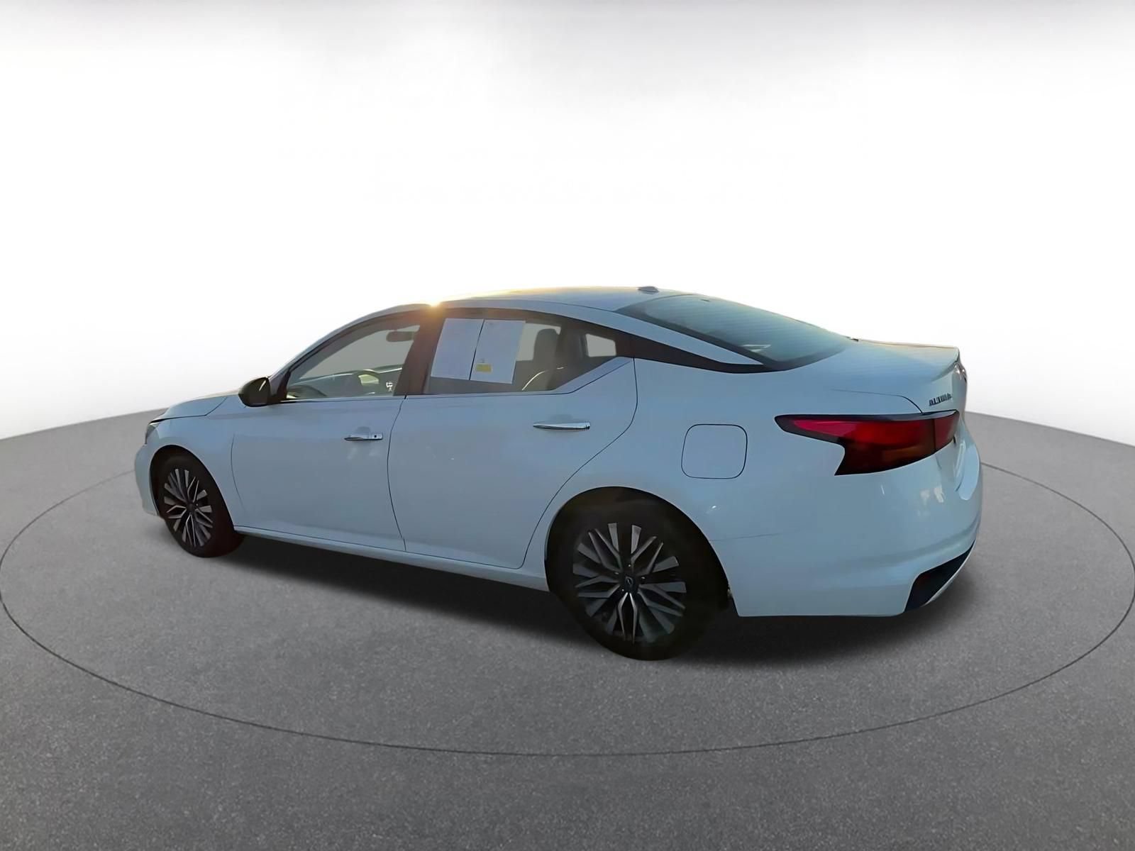 Used 2025 Nissan Altima 2.5 SV FWD image 9