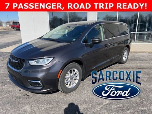 Used 2023 Chrysler Pacifica Touring-L FWD image 1
