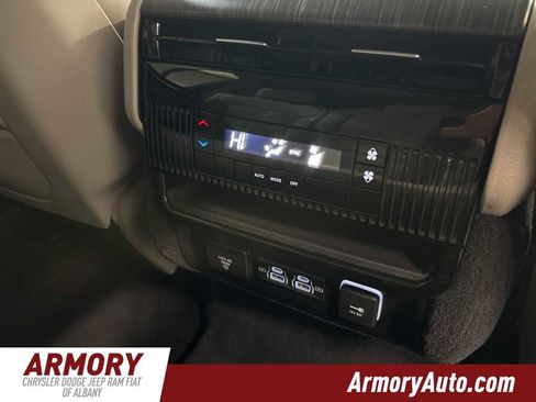 Used 2024 Jeep Wagoneer L Series II w/ Flexible Seating Group image 39