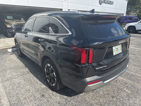 Used 2024 Kia Sorento S image 4