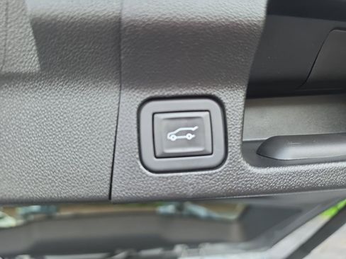Used 2023 GMC Acadia SLE w/ Driver Convenience Package AWD/4WD image 17