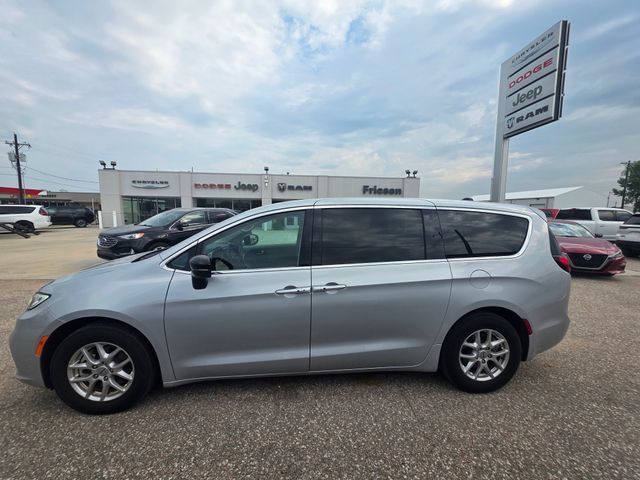 Used 2024 Chrysler Pacifica Touring-L FWD image 9
