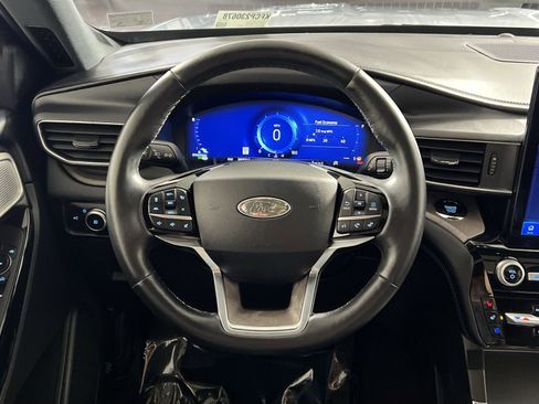 Used 2023 Ford Explorer Platinum w/ Premium Technology Package image 16
