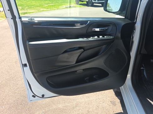 Used 2017 Dodge Grand Caravan SXT w/ Blacktop Package image 25