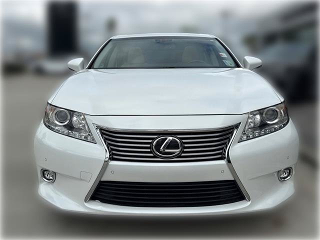 Used 2014 Lexus ES 350 w/ Luxury Package FWD image 2