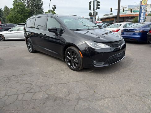 Used 2019 Chrysler Pacifica Touring-L Plus FWD image 10