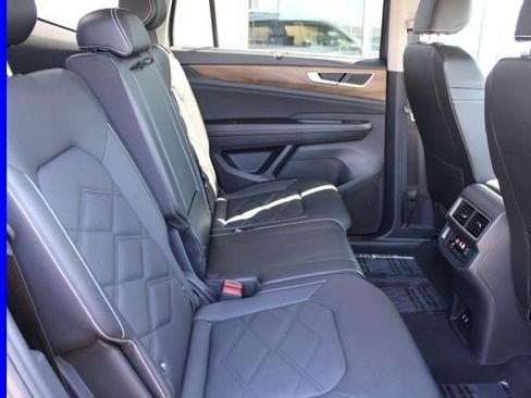 Used 2025 Volkswagen Atlas SE AWD/4WD image 24