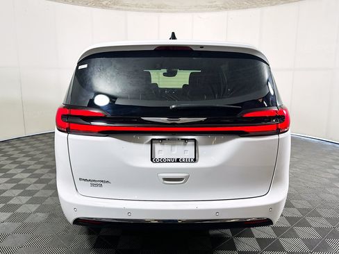 Used 2025 Chrysler Pacifica Select FWD image 4