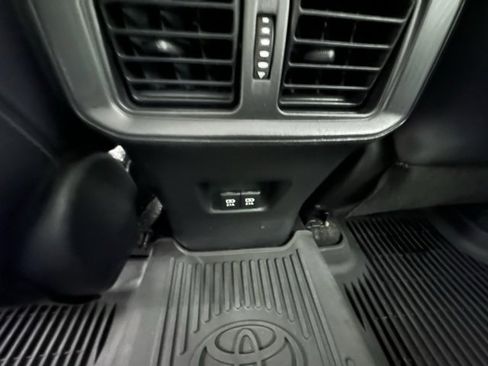 Used 2020 Toyota RAV4 XLE Premium image 17