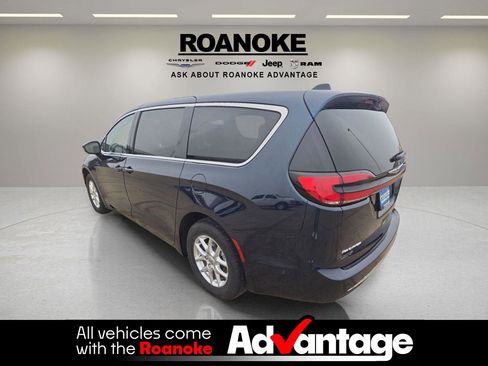 Used 2024 Chrysler Pacifica Touring-L image 3