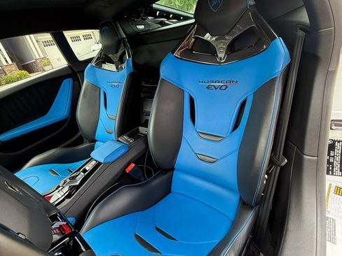 Used 2021 Lamborghini Huracan EVO RWD image 14