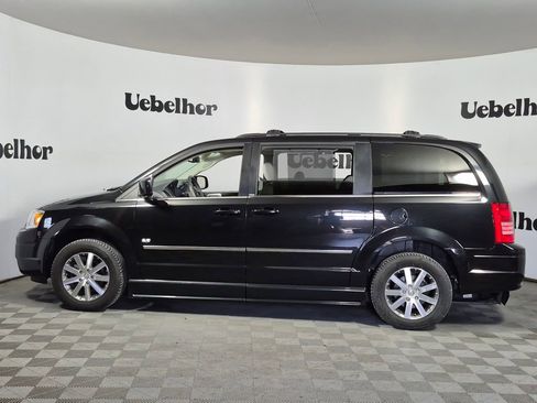 Used 2009 Chrysler Town & Country Touring image 4